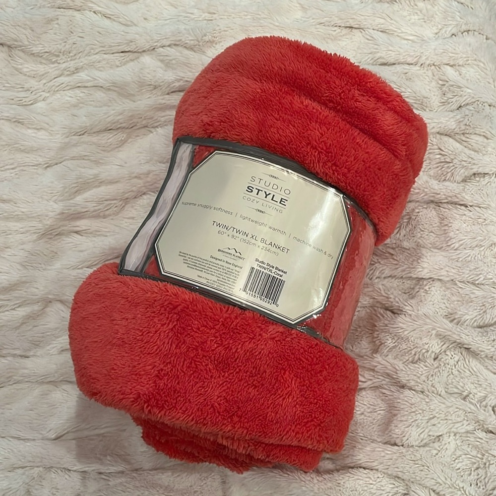 Bed Bath and Beyond - Cozy Blanket - size Twin/Twin XL